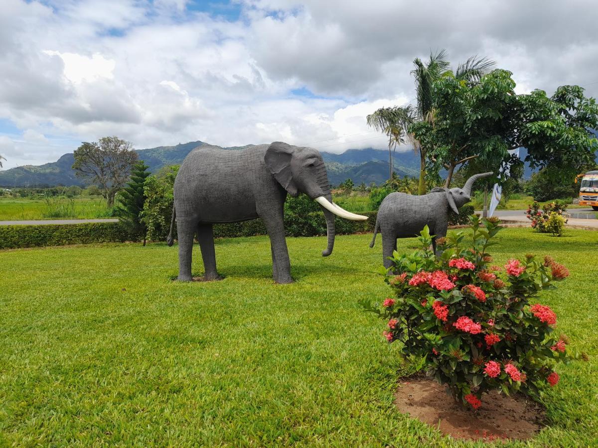 Cate Hotel Morogoro Esterno foto